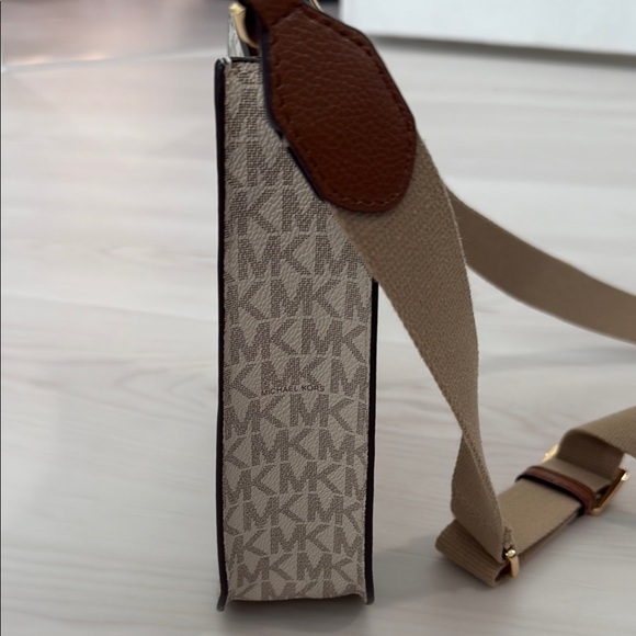 Michael Kors Cream and Brown Crossbody Bag with Gold-Tone Hardware - Picture 3 of 6